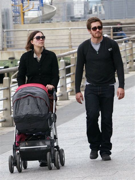 jake gyllenhaal wife and child